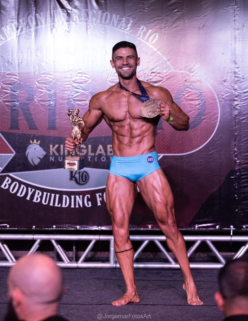 Maurício Gimenez no palco com troféu e medalha no Campeonato Regional Rio