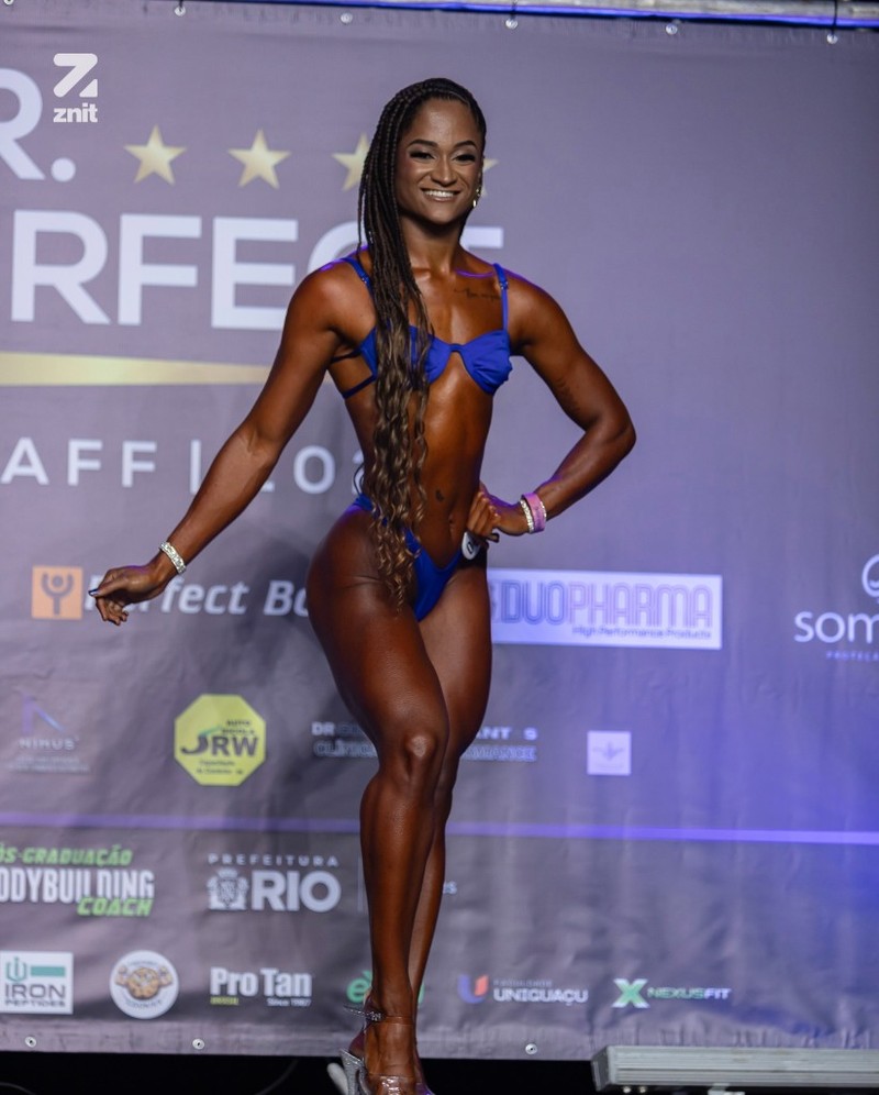 Atleta em palco de competição no campeonato Mr. Perfect Rio com acompanhamento nutricional de Maurício Gimenez